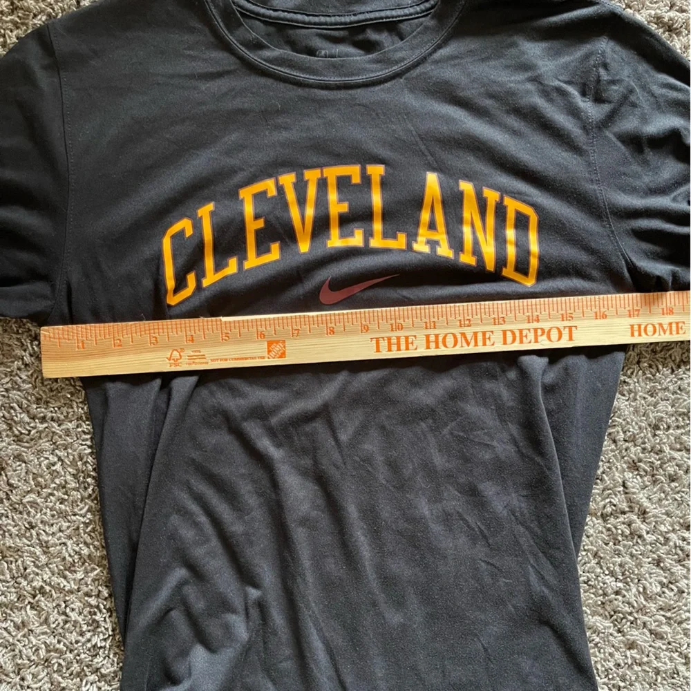 Nike Dri-Fit Cleveland Cavaliers T-Shirt Womens Small NBA Black Gold Arch Tee